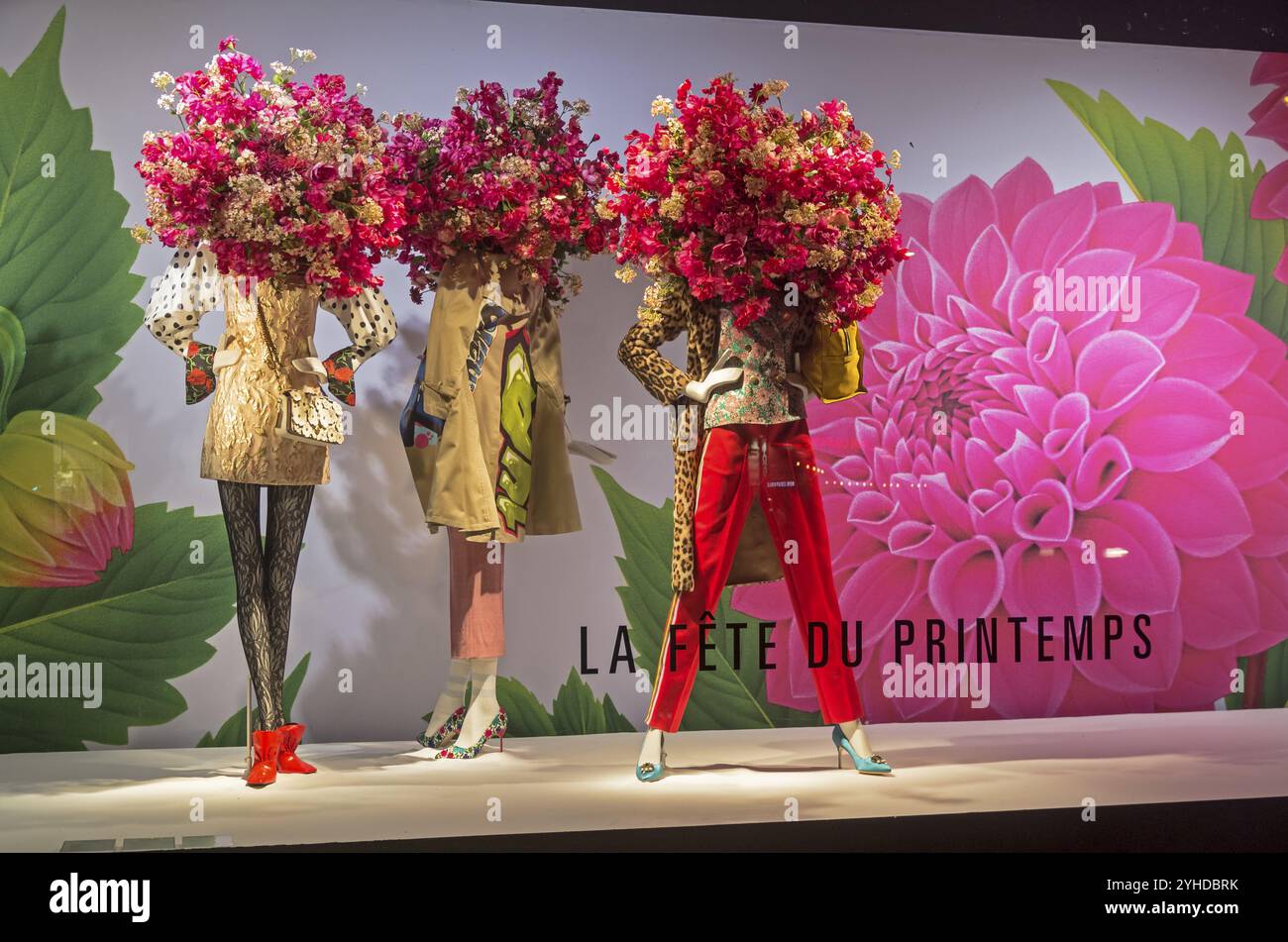 PARIS, FRANCE, 27 MARS 2017 : mannequins dans la vitrine du grand magasin printemps à Paris, France. Thème printemps et été Banque D'Images