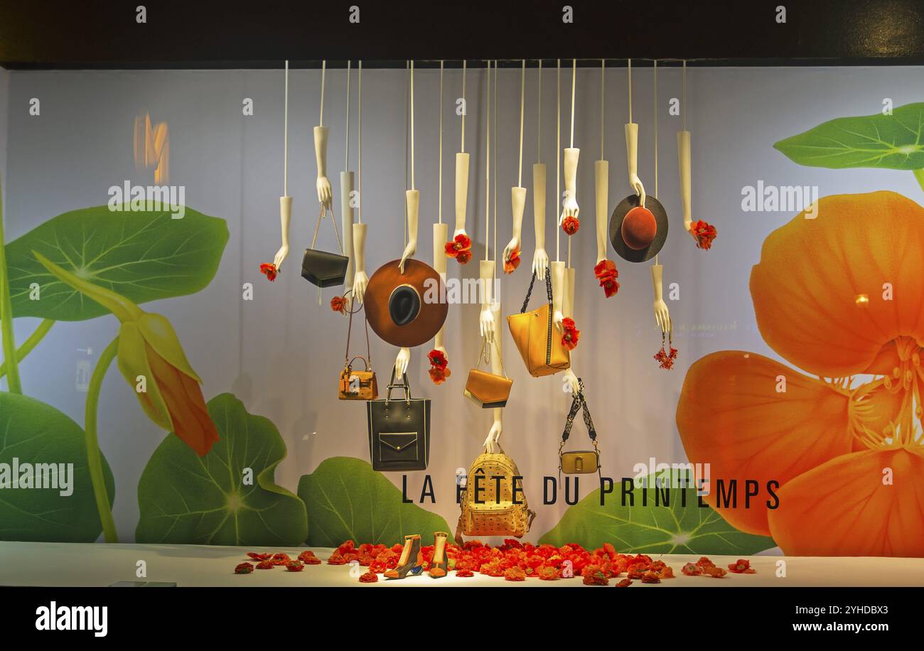 PARIS, FRANCE, 27 MARS 2017 : accessoires de mode dans la vitrine du grand magasin printemps à Paris, France. Thème printemps et été Banque D'Images