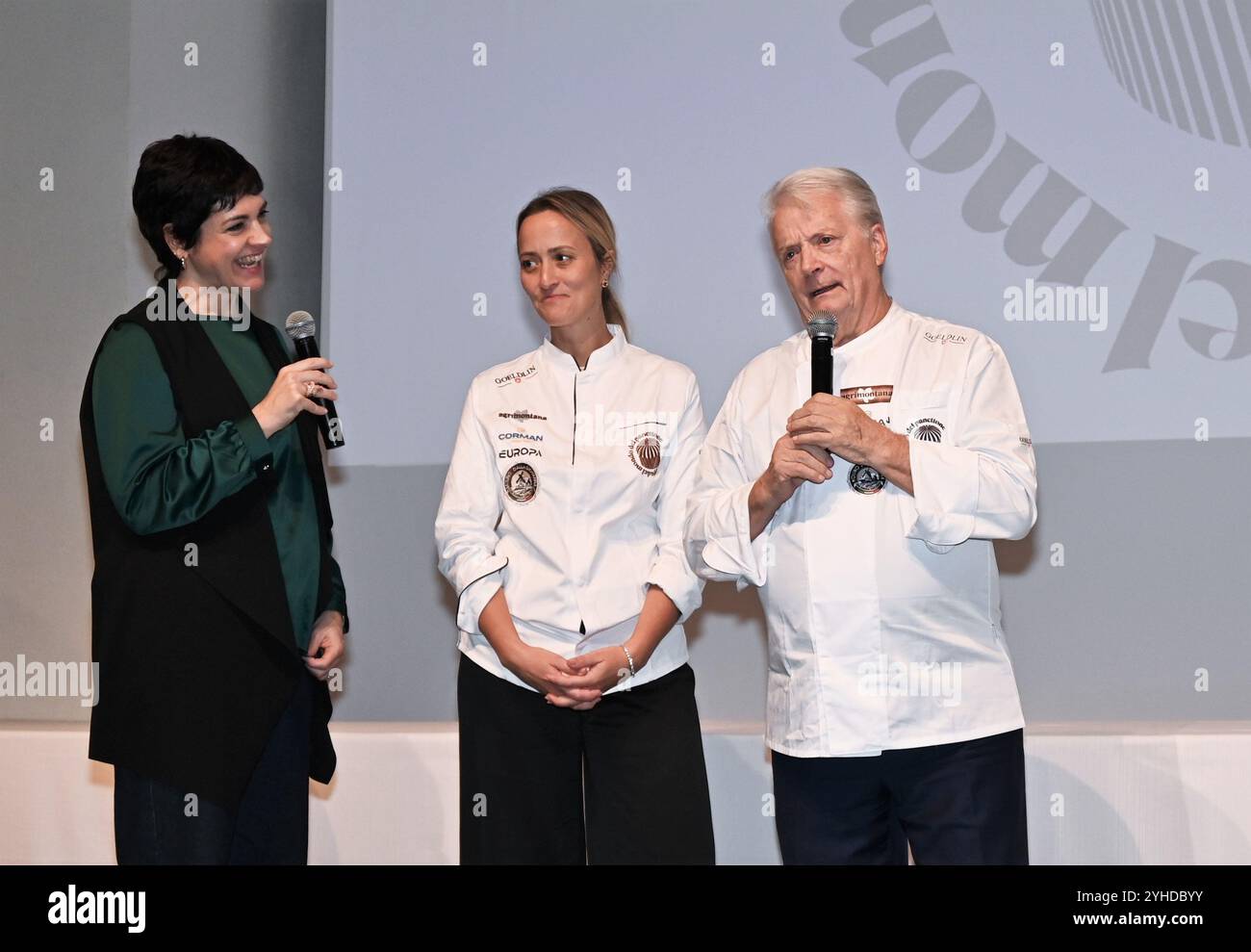 Milan, Italie Panettone World Cup 2024 lieu et rencontres avec les chefs pâtissiers Palazzo Castiglioni Milan Ithe photo:Iginio Massari lors de sa rencontre avec le public accompagné de Marta Boccanera Banque D'Images