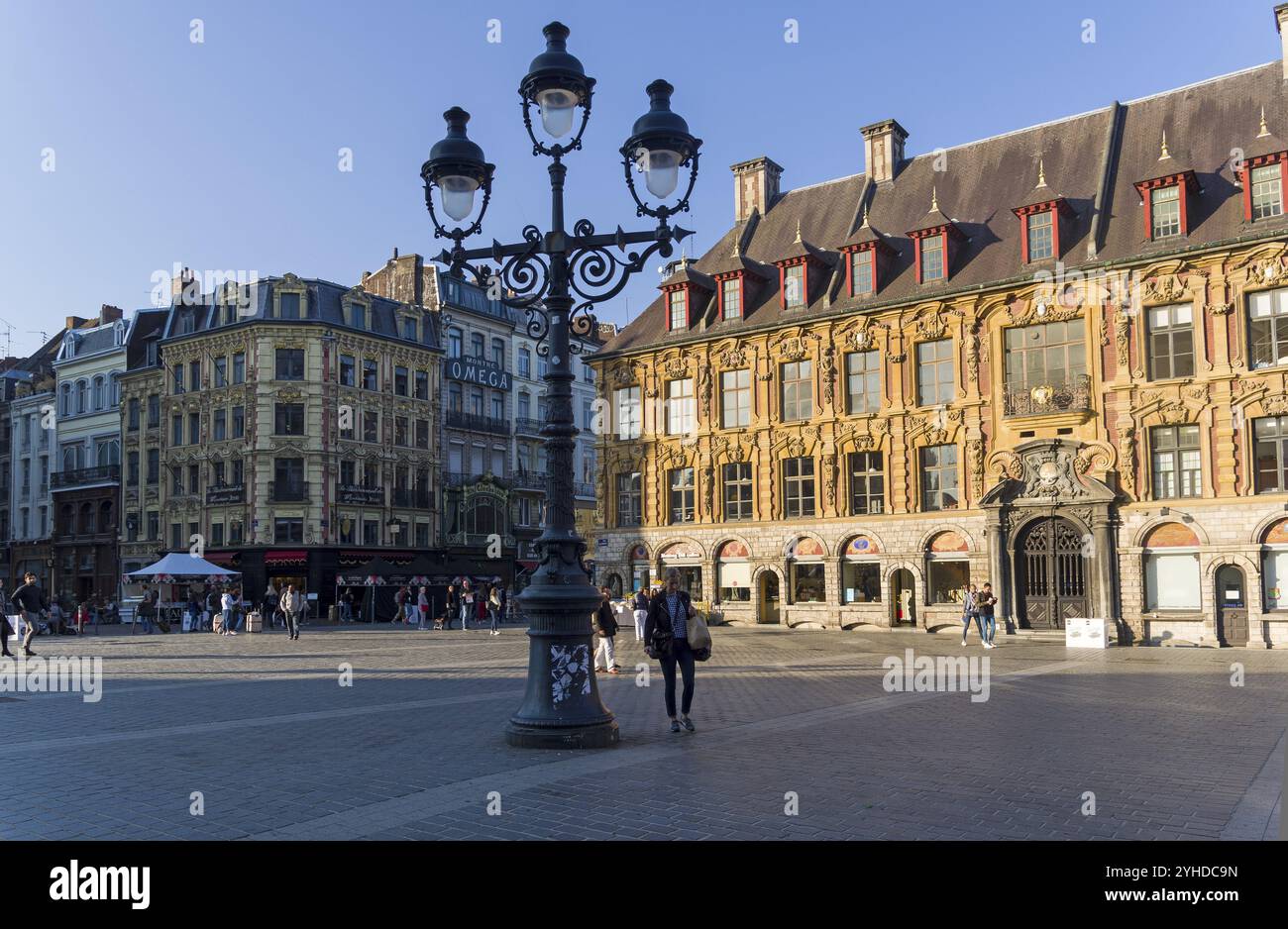 Lille, France, 1er septembre 2018 : lanterne à l'ancienne sur la place du centre historique de la ville. Place du Théâtre (place du Théâtre), Lille, FR Banque D'Images