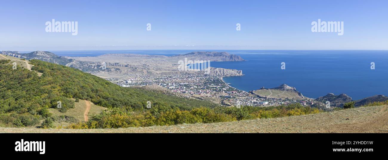 Panorama sur la côte de la mer Noire, vue depuis la montagne Perchem sur la station balnéaire de Sudak et la baie de Kapselsky. Crimée. Journée ensoleillée en septembre Banque D'Images