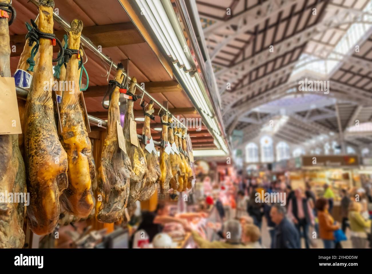 Magasin traditionnel de viande Jamon dans le marché central de Valence, Espagne Banque D'Images