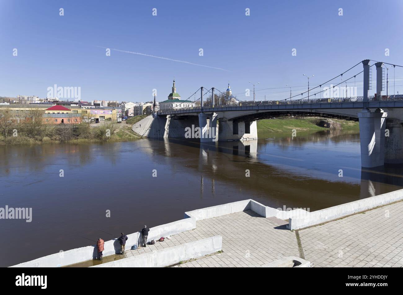 SMOLENSK, RUSSIE, 23 AVRIL 2018 : un pont à travers le Dniepr et les pêcheurs sur une digue partiellement inondée. Le centre de Smolensk, Russie. Fin de Banque D'Images