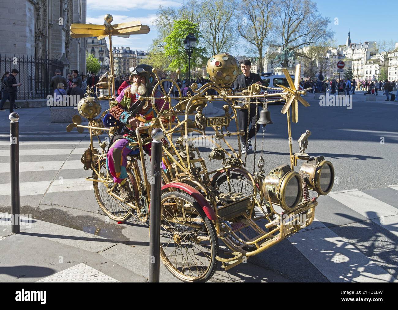 PARIS, FRANCE, 2 AVRIL 2017 : attraction touristique : une fantastique voiture steampunk et son pilote. Une journée ensoleillée début avril. Paris, France, Europe Banque D'Images
