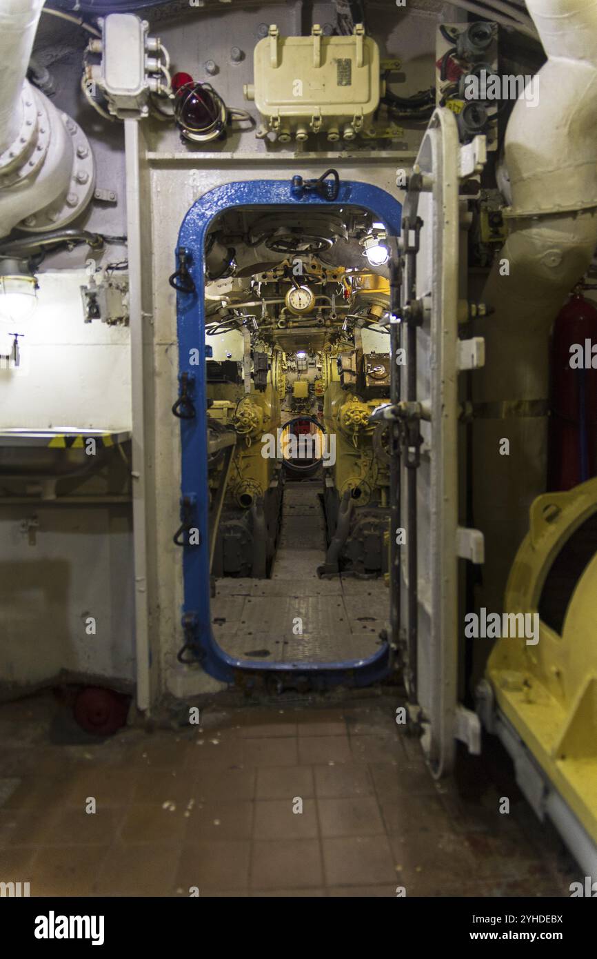 Saint-Pétersbourg, Russie, 12 juin 2019 : à l'intérieur du musée ancien sous-marin soviétique. Porte étanche entre les compartiments. Saint-Pétersbourg, Russie, Europe Banque D'Images