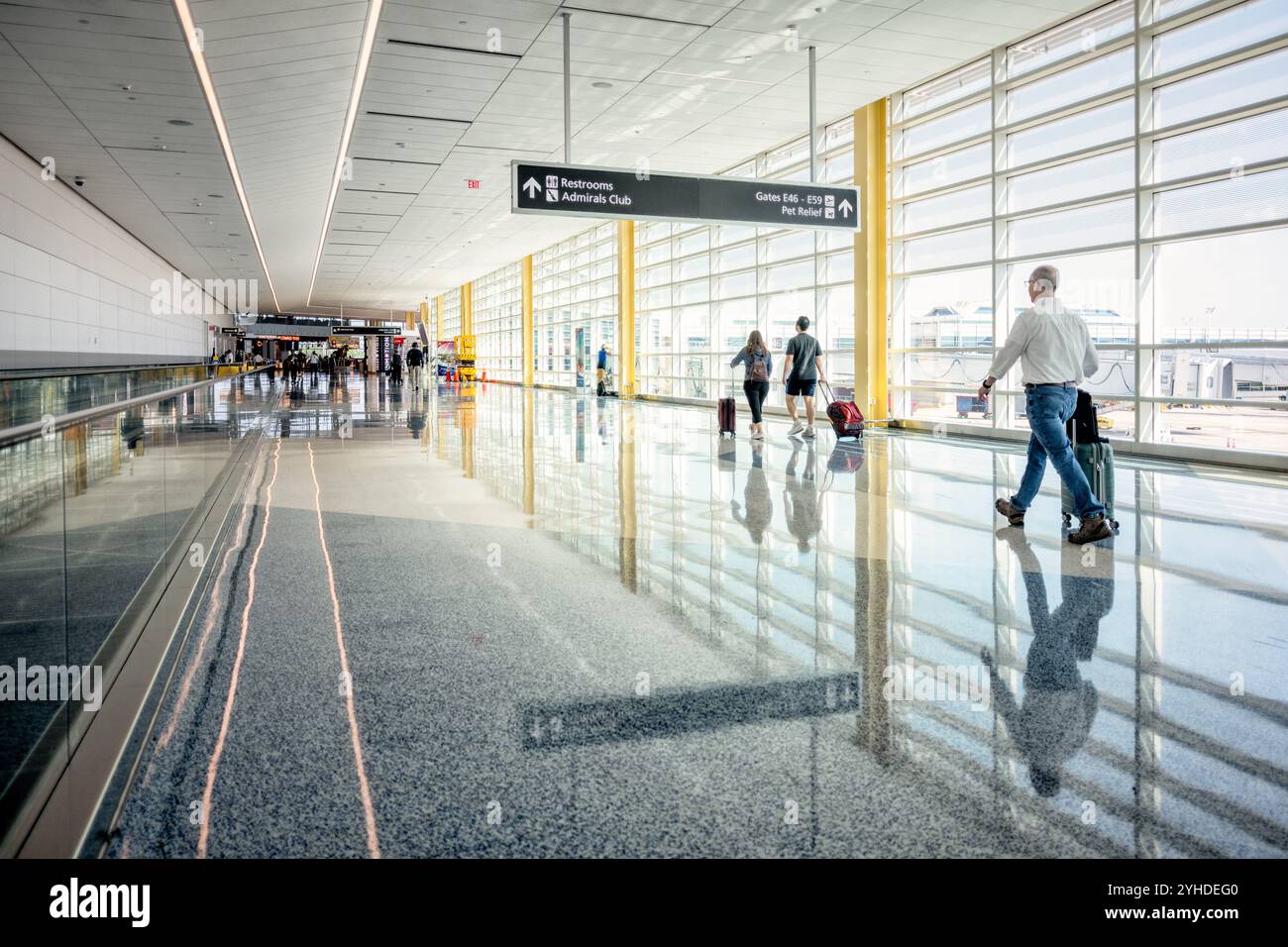 Ronald Reagan Washington National Airport Concourse Arlington Virginia // ARLINGTON, Virginia — le nouveau hall de 14 portes de l'aéroport Ronald Reagan Washington National Airport remplace l'ancienne porte 35X par une installation moderne de 225 000 pieds carrés. Faisant partie du Project Journey, ce terminal régional d'American Airlines offre des commodités modernes pour les passagers, des jetbridges permanents et de grandes fenêtres offrant une vue sur les gratte-ciel de Washington, D.C. Banque D'Images