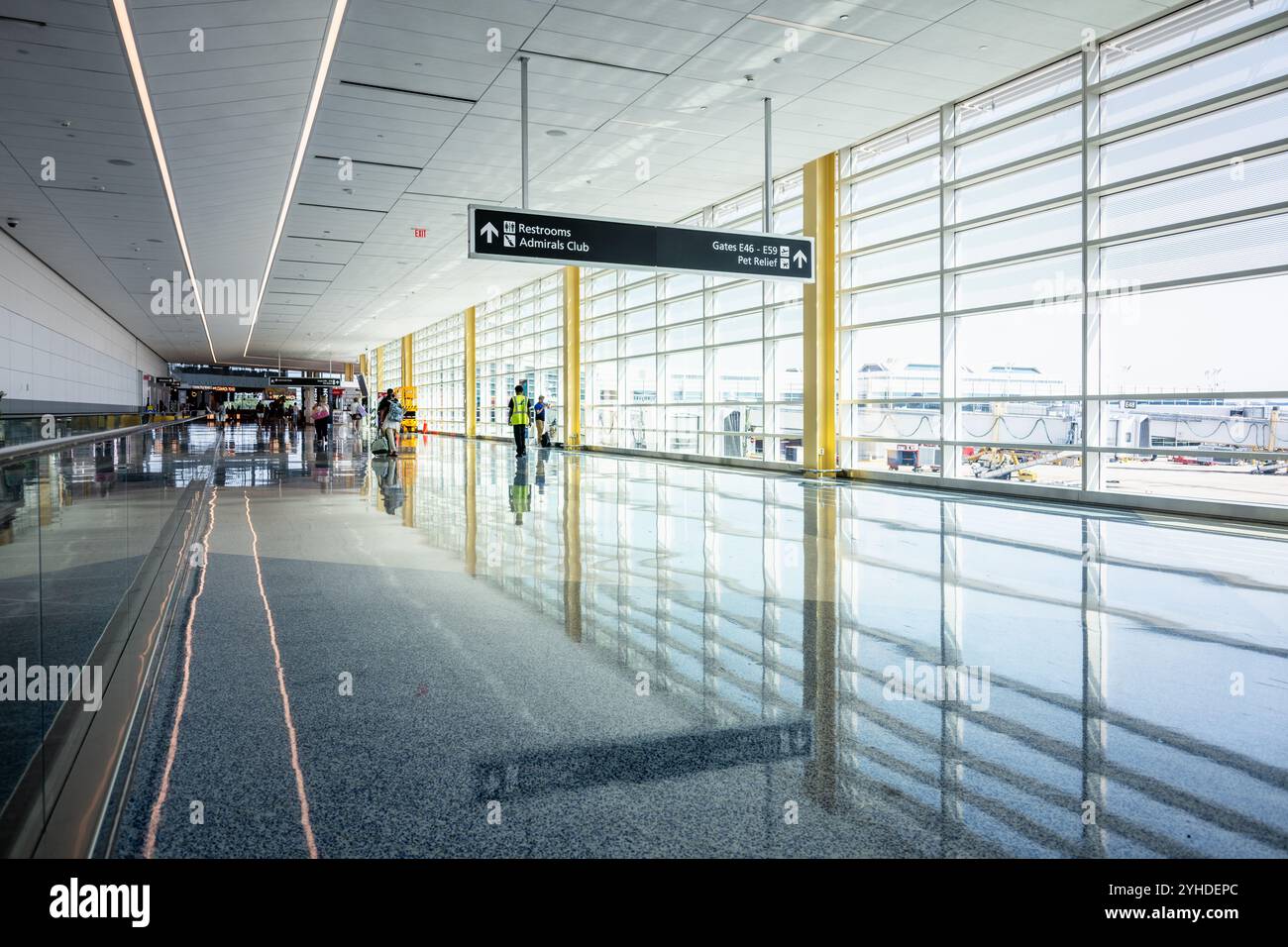 Ronald Reagan Washington National Airport Concourse Arlington Virginia // ARLINGTON, Virginia — le nouveau hall de 14 portes de l'aéroport Ronald Reagan Washington National Airport remplace l'ancienne porte 35X par une installation moderne de 225 000 pieds carrés. Faisant partie du Project Journey, ce terminal régional d'American Airlines offre des commodités modernes pour les passagers, des jetbridges permanents et de grandes fenêtres offrant une vue sur les gratte-ciel de Washington, D.C. Banque D'Images