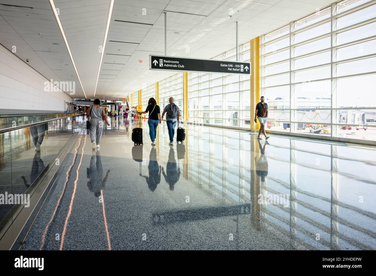 Ronald Reagan Washington National Airport Concourse Arlington Virginia // ARLINGTON, Virginia — le nouveau hall de 14 portes de l'aéroport Ronald Reagan Washington National Airport remplace l'ancienne porte 35X par une installation moderne de 225 000 pieds carrés. Faisant partie du Project Journey, ce terminal régional d'American Airlines offre des commodités modernes pour les passagers, des jetbridges permanents et de grandes fenêtres offrant une vue sur les gratte-ciel de Washington, D.C. Banque D'Images