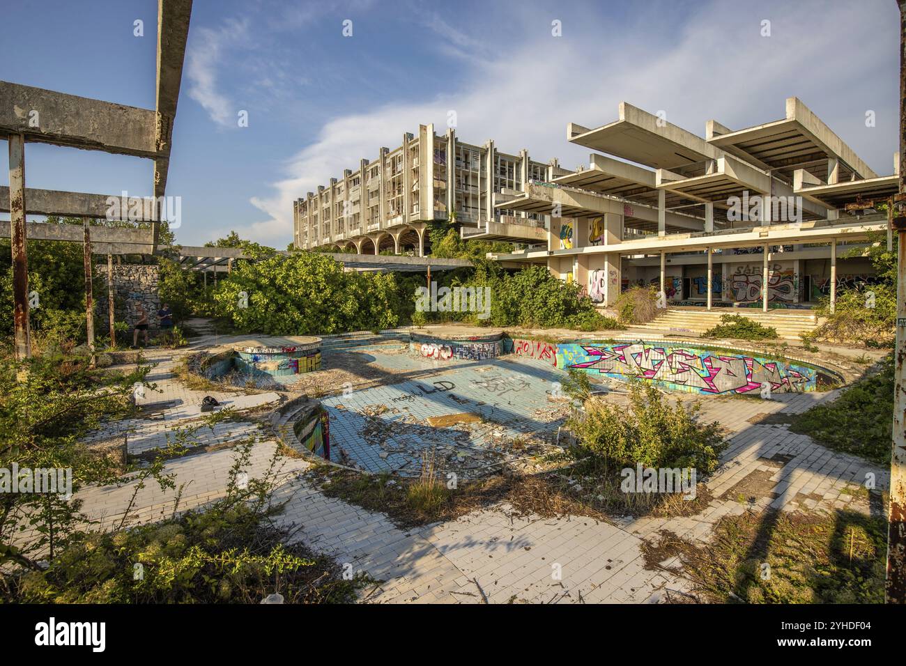 Un lieu abandonné, un hôtel Lost place des années 70 Détruit et abandonné. Prise le soir devant le coucher du soleil. Haludovo Palace Hotel, Krk, Cro Banque D'Images