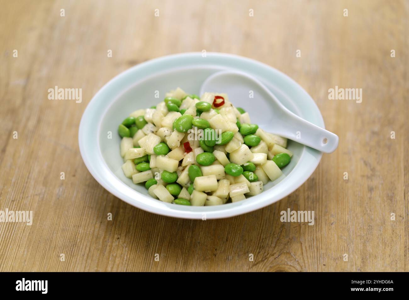 Pousses de bambou d'eau sautées et edamame, cuisine chinoise Banque D'Images