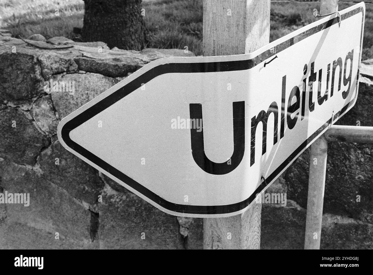 05.10.1983 RDA quartier de Berlin est de Pankow. Panneau de déviation sur un chantier de construction routière. Berlin est, RDA Banque D'Images