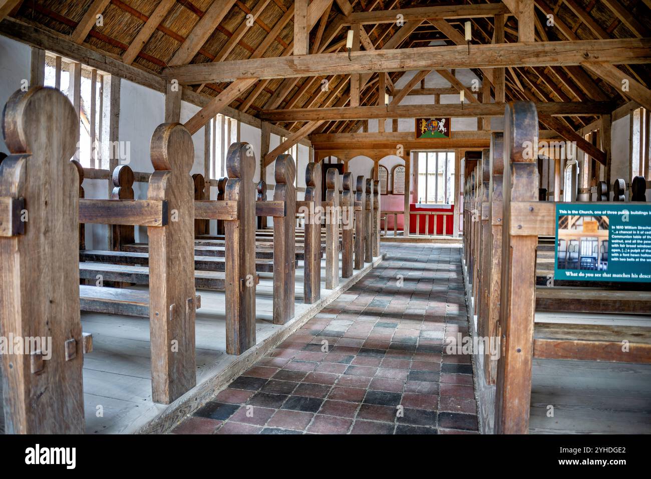 JAMESTOWN, Virginie — L'église/la maison de réunion reconstruite au fort de Jamestown Settlement représente le bâtiment religieux et civique central de la colonie anglaise. Cette structure à ossature de bois illustre l'architecture ecclésiastique typique du début du XVIIe siècle. Le bâtiment servait à la fois des services religieux et des rassemblements communautaires dans la colonie originale. Banque D'Images