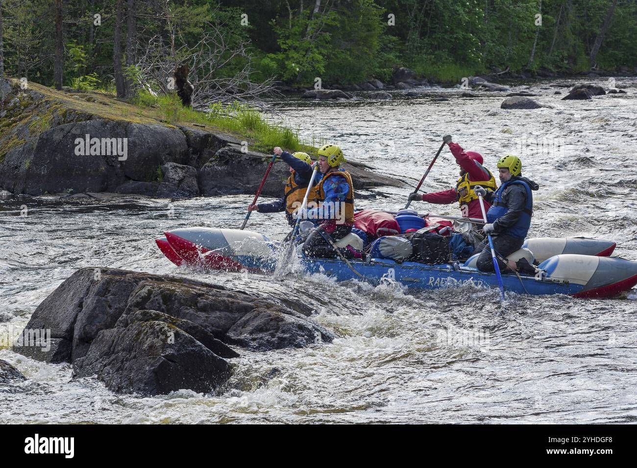 Carélie, Russie, 24 juin 2019 : catamaran touristique dans une situation difficile et dangereuse. Varatsky rapides sur la rivière Keret. Carélie, Russie, fin de Banque D'Images