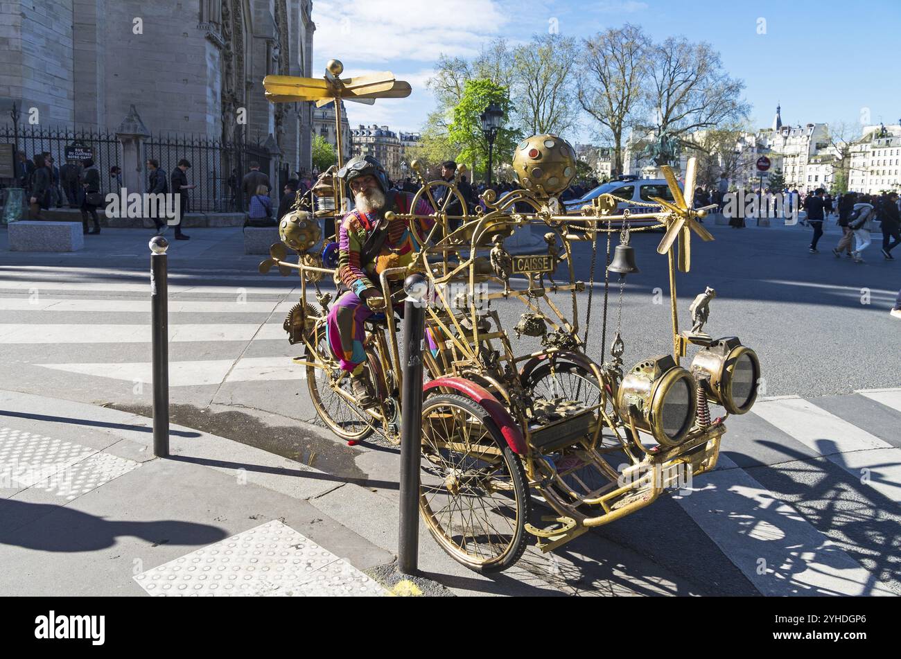 PARIS, FRANCE, 2 AVRIL 2017 : attraction touristique : une fantastique voiture steampunk et son pilote. Une journée ensoleillée début avril. Paris, France, Europe Banque D'Images