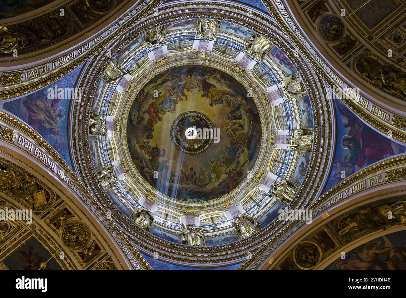 Saint-Pétersbourg, Russie, 16 juin 2019 : rayon de lumière sous le dôme de la cathédrale orthodoxe. Cathédrale Saint-Isaac, Saint-Pétersbourg, Russie, Euro Banque D'Images