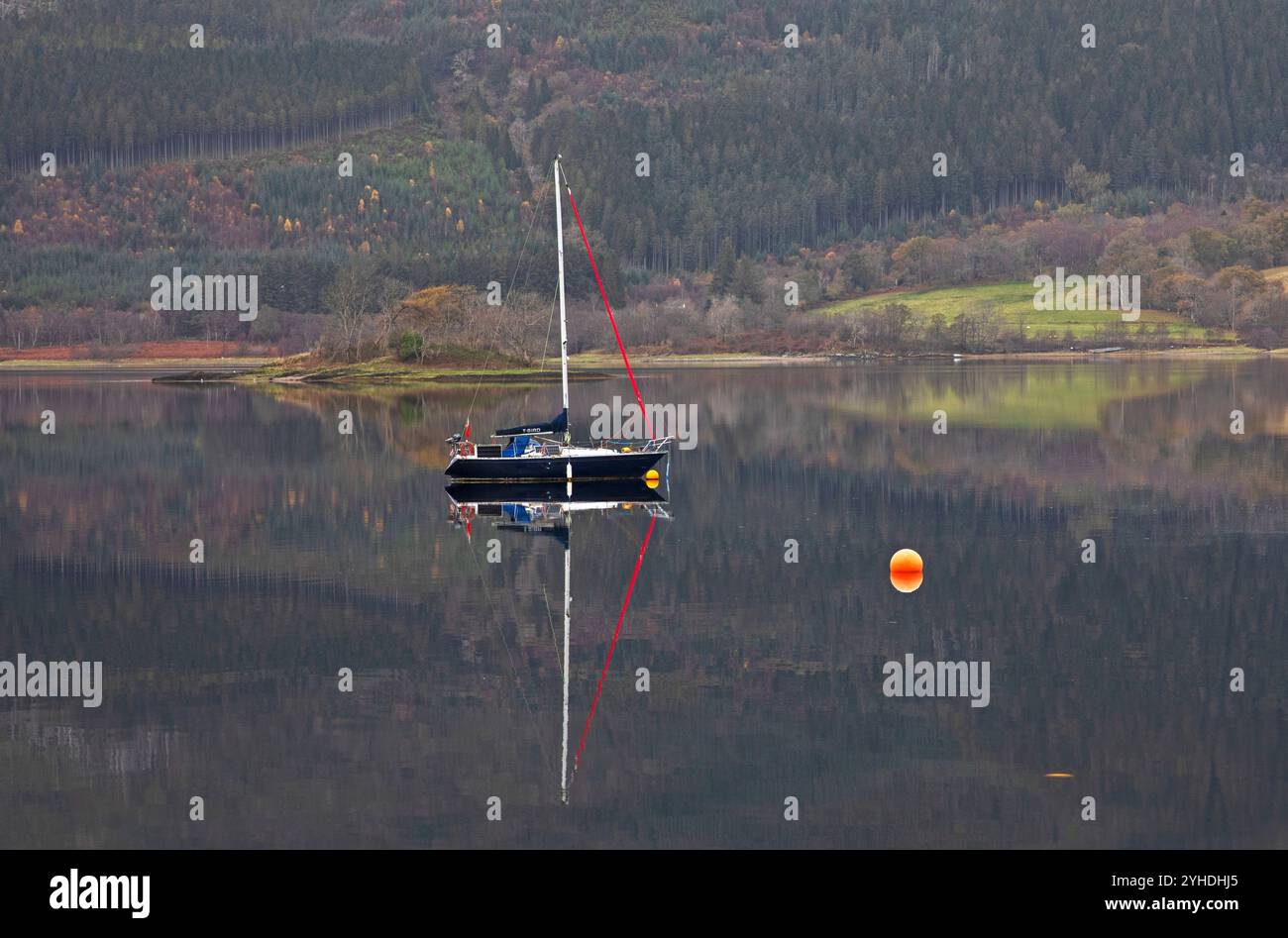 Lochaber, Écosse, Royaume-Uni. 11 novembre 2024. Temps nuageux dans les Highlands écossais avec une température autour de 11 degrés centigrades. Photo : petit voilier reflété dans les eaux tranquilles du Loch Leven, Ballachulish, Lochaber. Credit : Archwhite/Alamy Live news. Banque D'Images