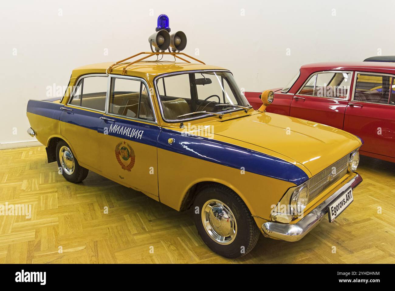 Moscou, Russie, 10 novembre 2018 : Moskvich-412IE voiture (fabriquée en 1974) colorée comme voiture de police. L'exposition des voitures anciennes et rares, Europe Banque D'Images