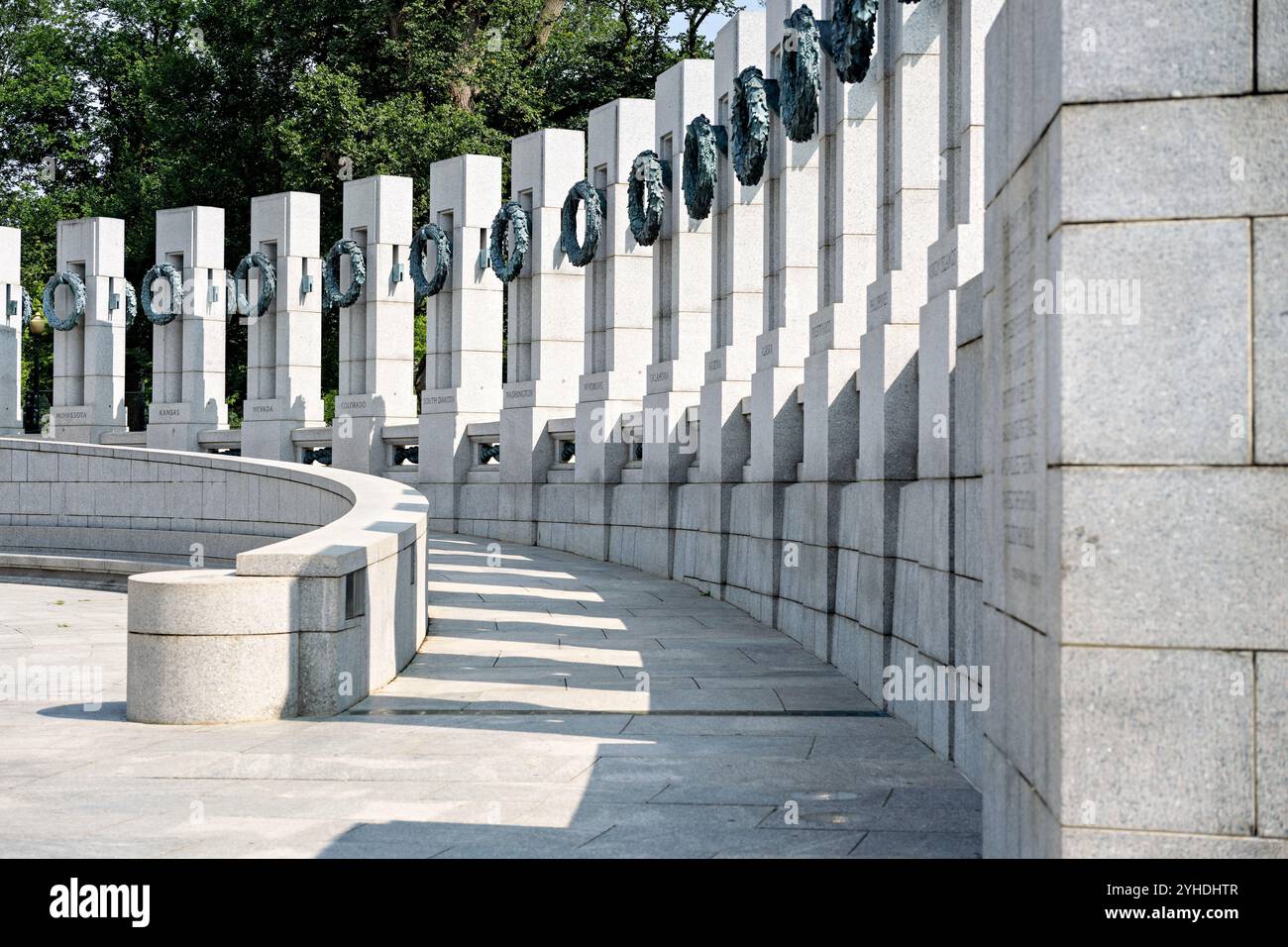 Colonnes et couronnes du National World War II Memorial Washington DC // WASHINGTON DC — le National World War II Memorial sur le National Mall comprend 56 colonnes et couronnes de bronze en granit représentant chaque État, territoire et district de Columbia des États-Unis qui ont participé à la guerre. Le mémorial, dédié en 2004, entoure la Rainbow Pool restaurée avec son exposition de fontaines élaborée. Conçu par l'architecte Friedrich constitué Florian, le monument rend hommage aux 16 millions d'Américains qui ont servi dans les forces armées pendant la seconde Guerre mondiale, dont les plus de 400 000 morts. Banque D'Images