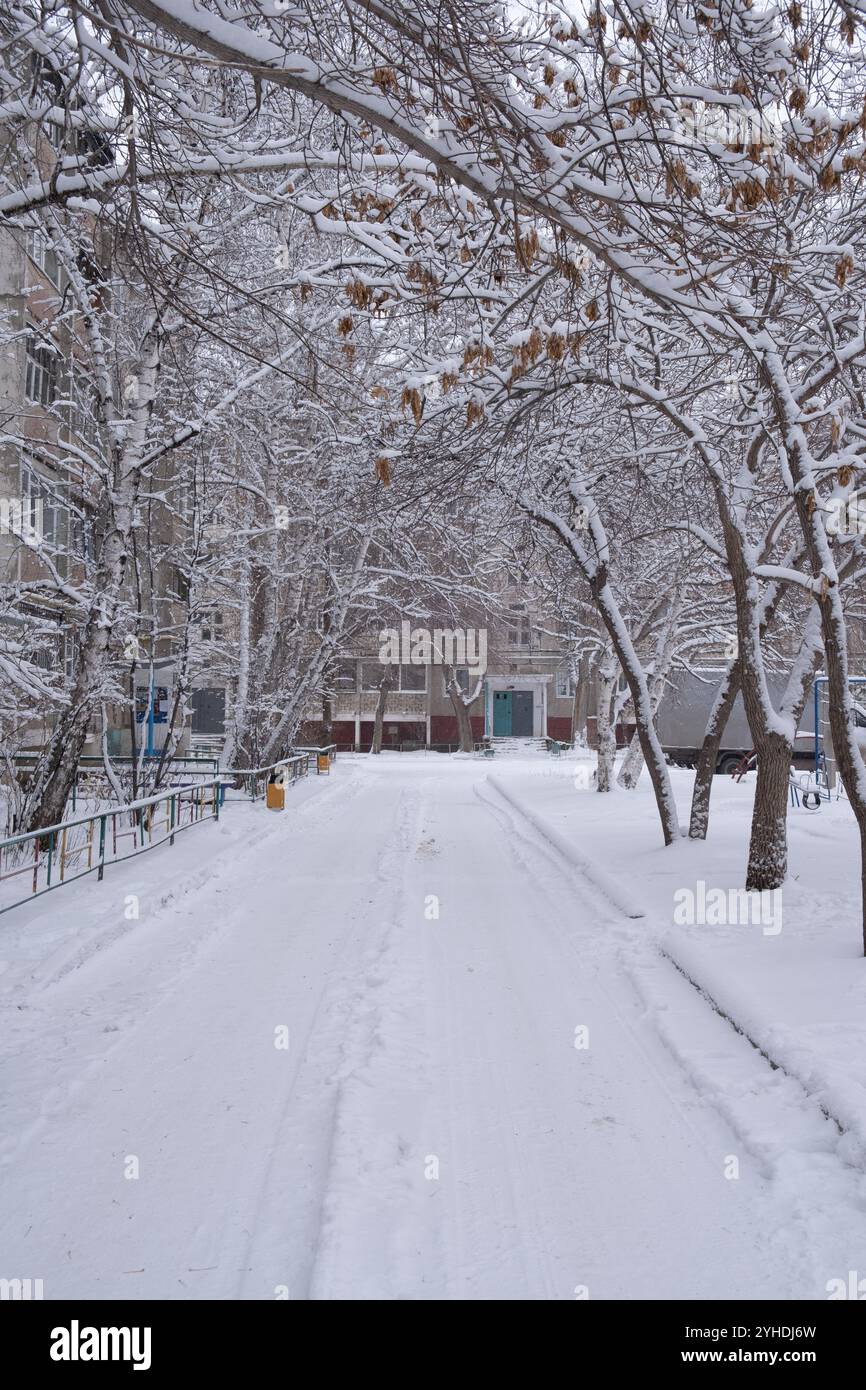 Rue de ville enneigée en hiver, paysage d'hiver Banque D'Images