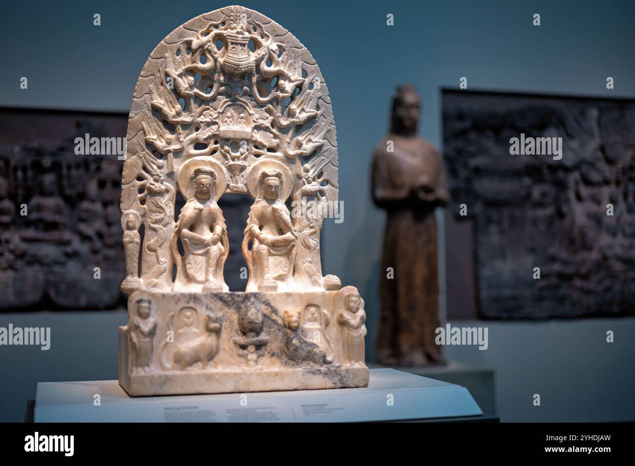 WASHINGTON DC, États-Unis — stèle en marbre représentant Maitreya, Bouddha du futur, aux côtés des Bouddhas du passé et du présent, créée en 565 EC à Quyang, province du Hebei, Chine. Cette importante sculpture bouddhiste, exposée à la Freer Gallery of Art, illustre l'art religieux de la dynastie Qi du Nord et les techniques sophistiquées de sculpture sur pierre. Banque D'Images