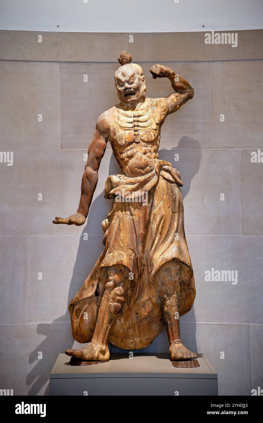 WASHINGTON DC, États-Unis — Une figure gardienne japonaise en bois (oni) provenant d'un complexe de temples illustre des œuvres sculpturales religieuses traditionnelles Le c Banque D'Images