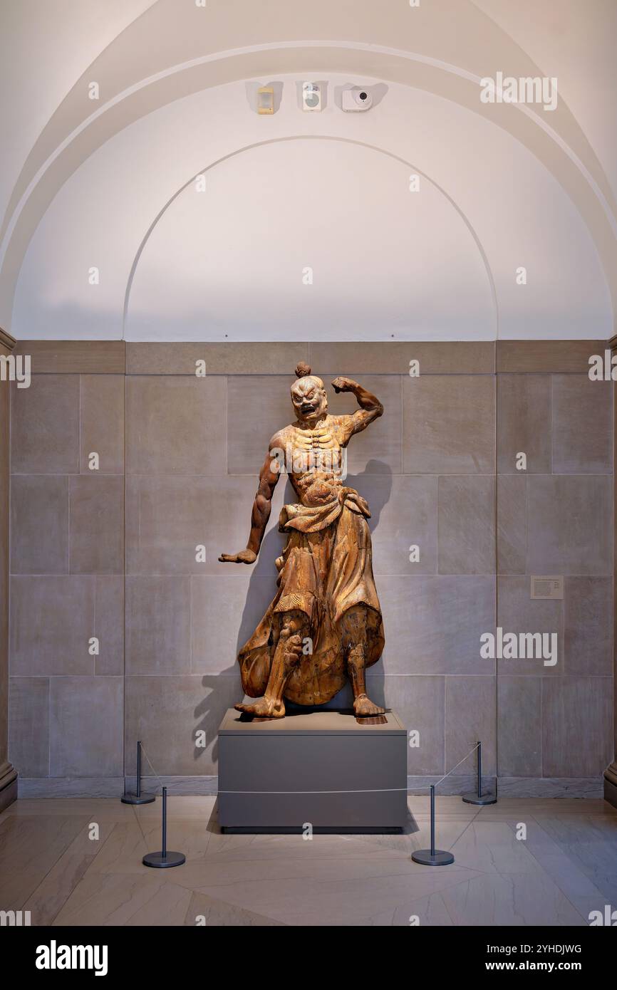 WASHINGTON DC, États-Unis — Une figure gardienne japonaise en bois (oni) provenant d'un complexe de temples illustre des œuvres sculpturales religieuses traditionnelles Le c Banque D'Images