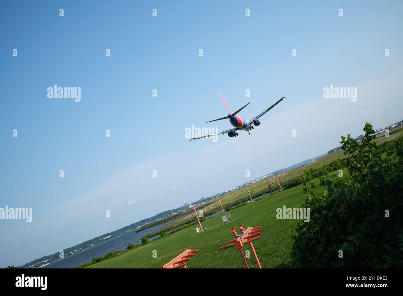 ARLINGTON (Virginie) — un avion en approche finale de l'aéroport national Reagan (DCA) survole Gravelly point Park. Cet avion populaire repérant loca Banque D'Images