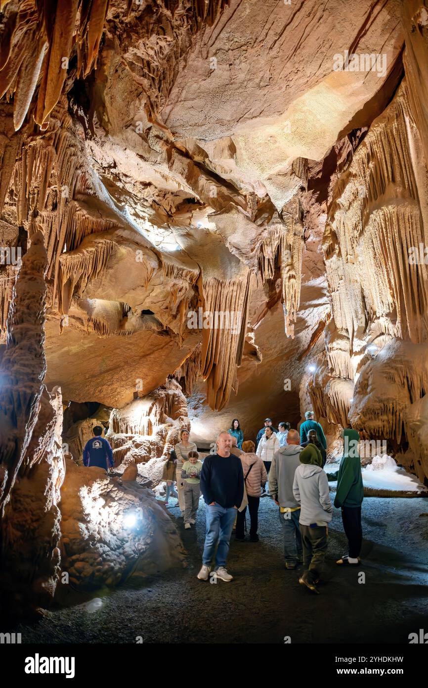 Quicksburg, Virginie — les grottes de Shenandoah, découvertes en 1884 lors d'opérations d'exploitation de carrières ferroviaires sur la propriété d'Abraham Neff, présentent de vastes formations de grottes calcaires accessibles par ascenseur. Les cavernes, développées pour le tourisme en 1922 par Hunter Chapman, restent la seule grotte de Virginie avec accès par ascenseur. Le système de grottes présente des formations naturelles comprenant des stalactites, des stalagmites et des pierres coulantes dans ses passages développés. Banque D'Images