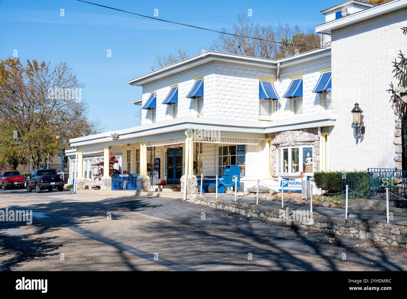Shenandoah Caverns main Building Quicksburg Virginie // QUICKSBURG, Virginie — le bâtiment principal des Shenandoah Caverns, construit à l'origine en 1922 comme un hôtel de trois étages par Hunter Chapman, sert maintenant de multiples fonctions, y compris l'entrée des grottes, la boutique de cadeaux et le café. Suite à un incendie dévastateur en 1957 qui a détruit le dernier étage, la structure rénovée abrite le musée de la rue principale d'antan au deuxième étage, créé par Earl C. Hargrove Jr. en 1996. Banque D'Images