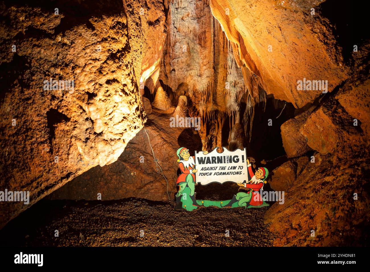Grottes de Shenandoah formations cavernes Quicksburg Virginie // QUICKSBURG, Virginie — les grottes de Shenandoah, découvertes en 1884 lors d'opérations d'exploitation de carrières ferroviaires sur la propriété d'Abraham Neff, présentent de vastes formations de grottes calcaires accessibles par ascenseur. Les cavernes, développées pour le tourisme en 1922 par Hunter Chapman, restent la seule grotte de Virginie avec accès par ascenseur. Le système de grottes présente des formations naturelles comprenant des stalactites, des stalagmites et des pierres coulantes dans ses passages développés. Banque D'Images