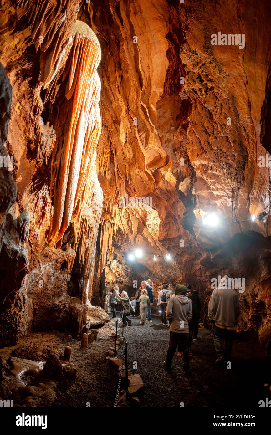Grottes de Shenandoah stalactites and stalagmites Quicksburg Virginie // QUICKSBURG, Virginie — les grottes de Shenandoah, découvertes en 1884 lors d'opérations d'exploitation de carrières ferroviaires sur la propriété d'Abraham Neff, présentent de vastes formations de grottes calcaires accessibles par ascenseur. Les cavernes, développées pour le tourisme en 1922 par Hunter Chapman, restent la seule grotte de Virginie avec accès par ascenseur. Le système de grottes présente des formations naturelles comprenant des stalactites, des stalagmites et des pierres coulantes dans ses passages développés. Banque D'Images