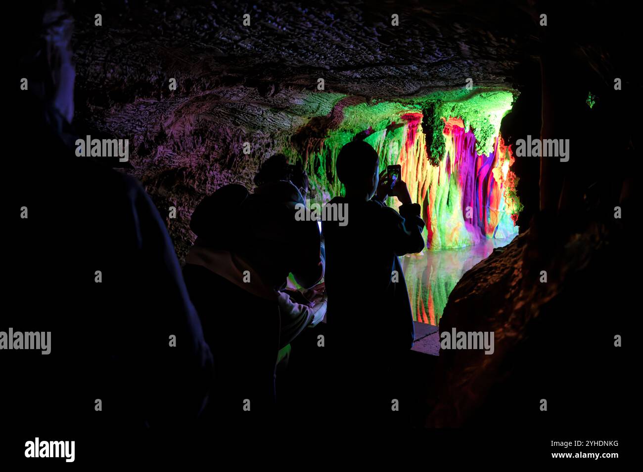 QUICKSBURG, Virginie — un éclairage coloré illumine les formations naturelles dans les grottes de Shenandoah, renforçant le drame visuel du Li souterrain Banque D'Images