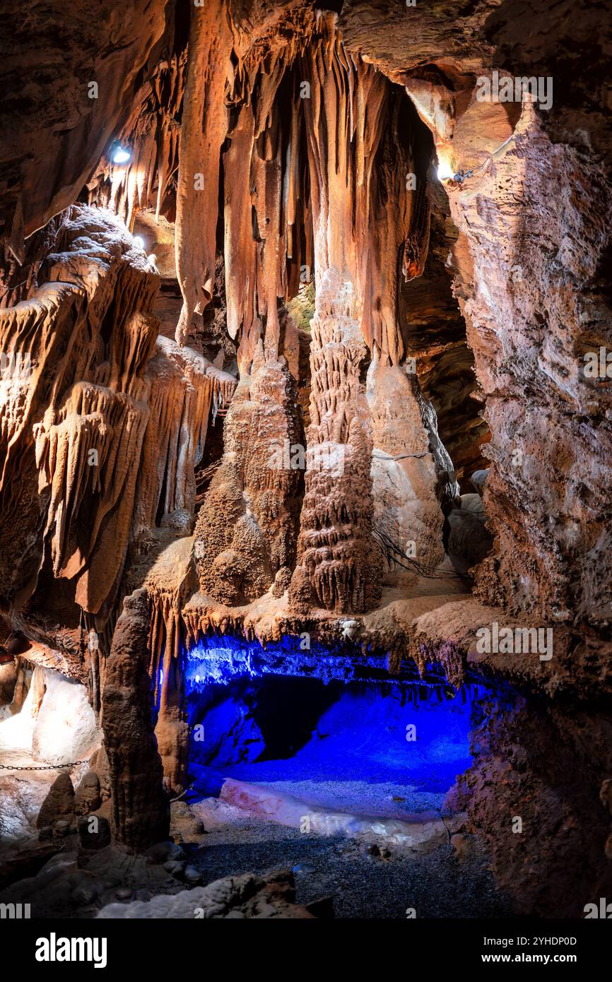 Grottes de Shenandoah formations cavernes Quicksburg Virginie // QUICKSBURG, Virginie — les grottes de Shenandoah, découvertes en 1884 lors d'opérations d'exploitation de carrières ferroviaires sur la propriété d'Abraham Neff, présentent de vastes formations de grottes calcaires accessibles par ascenseur. Les cavernes, développées pour le tourisme en 1922 par Hunter Chapman, restent la seule grotte de Virginie avec accès par ascenseur. Le système de grottes présente des formations naturelles comprenant des stalactites, des stalagmites et des pierres coulantes dans ses passages développés. Banque D'Images