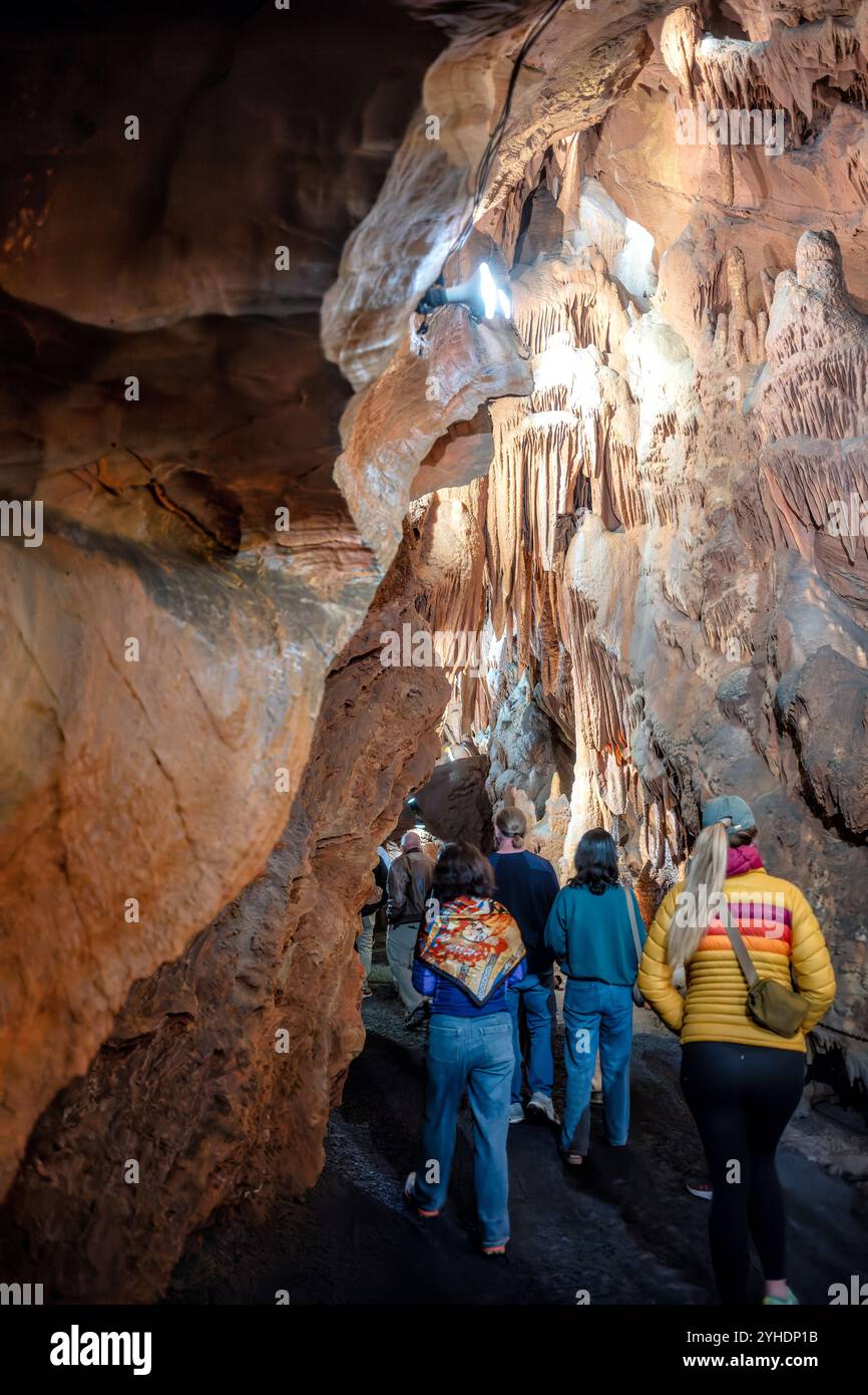 Grottes de Shenandoah formations cavernes Quicksburg Virginie // QUICKSBURG, Virginie — les grottes de Shenandoah, découvertes en 1884 lors d'opérations d'exploitation de carrières ferroviaires sur la propriété d'Abraham Neff, présentent de vastes formations de grottes calcaires accessibles par ascenseur. Les cavernes, développées pour le tourisme en 1922 par Hunter Chapman, restent la seule grotte de Virginie avec accès par ascenseur. Le système de grottes présente des formations naturelles comprenant des stalactites, des stalagmites et des pierres coulantes dans ses passages développés. Banque D'Images