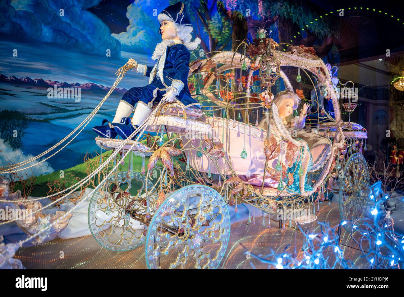 Cendrillon allant à la vitrine de bal Quicksburg Virginie // QUICKSBURG, Virginie — la vitrine de Cendrillon allant à la vitrine de bal sur la rue principale d'antan présente une scène de conte de fées classique qui enchantait autrefois les visiteurs des grands magasins. Cette exposition animée présente des figures mécaniques qui donnent vie à l'histoire magique, représentant l'âge d'or des vitrines de vente au détail des années 1940 et 50, lorsque de telles présentations attiraient les foules dans les grands magasins. Banque D'Images