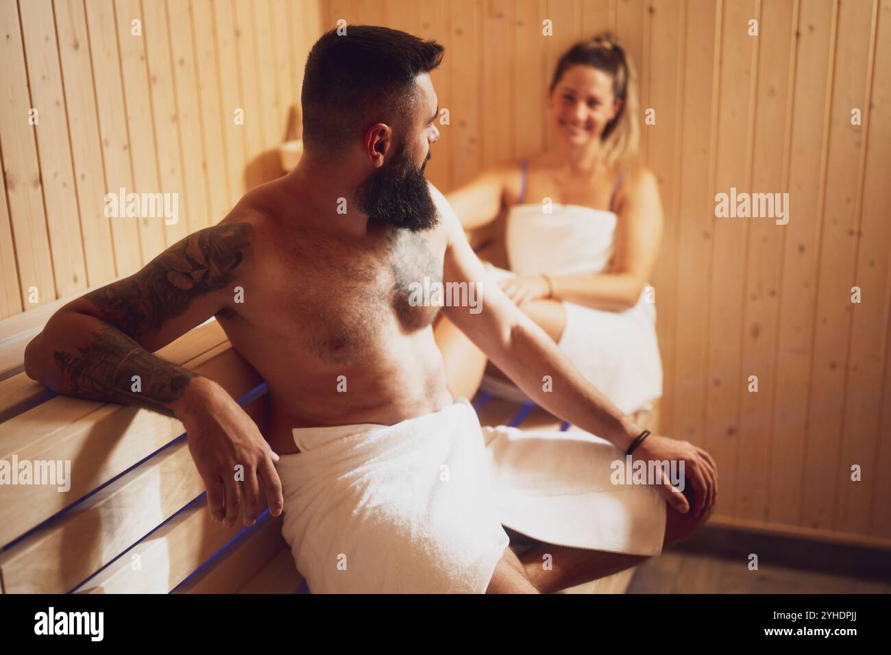 Un couple adulte se détache au sauna. Homme et femme appréciant un traitement sain. Banque D'Images