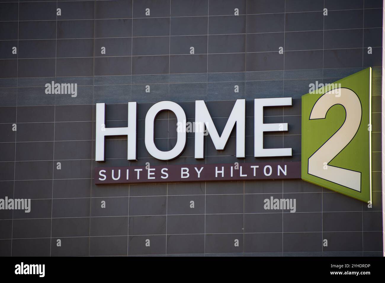 Vue extérieure d'un hôtel Home2. Home2 Suites fait partie de la famille Hilton Worldwide d'hôtels, de centres de villégiature et d'hébergements. Banque D'Images