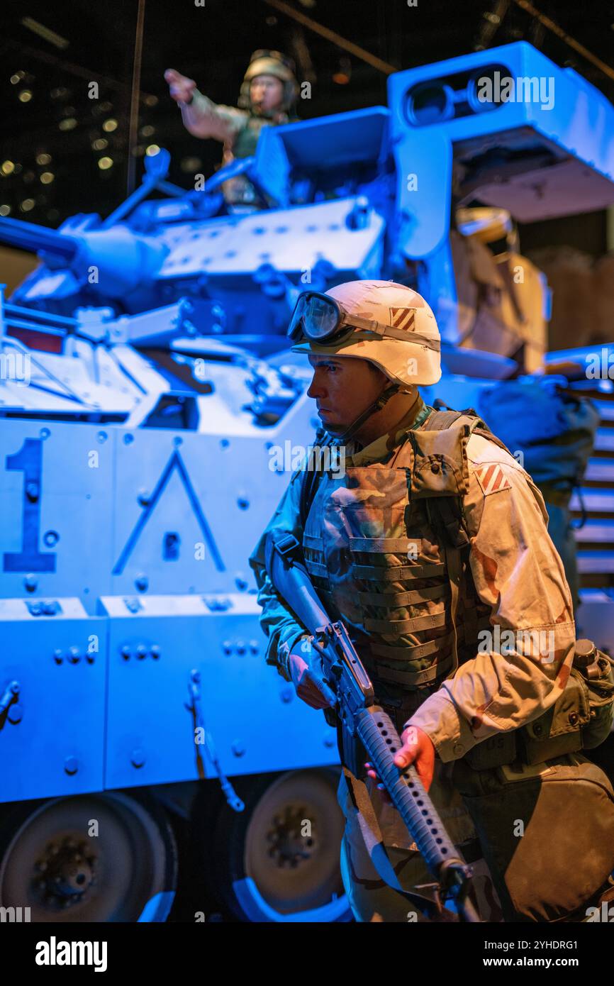 Musée national de l'armée des États-Unis Véhicule de combat Bradley Fort Belvoir Virginie | FORT BELVOIR, Virginie — Un mannequin de soldat se tient devant un véhicule de combat Bradley dans la galerie « Changing World » du Musée national de l'armée des États-Unis, illustrant le rôle du véhicule dans les combats d'après la Guerre froide. Le M2/M3 Bradley est entré en service en 1981 et a été largement utilisé dans les opérations urbaines, y compris la bataille de Mossoul, Irak, en 2016-2017, où les variantes blindées portaient des blindages réactifs et des brouilleurs de guerre électronique. Banque D'Images