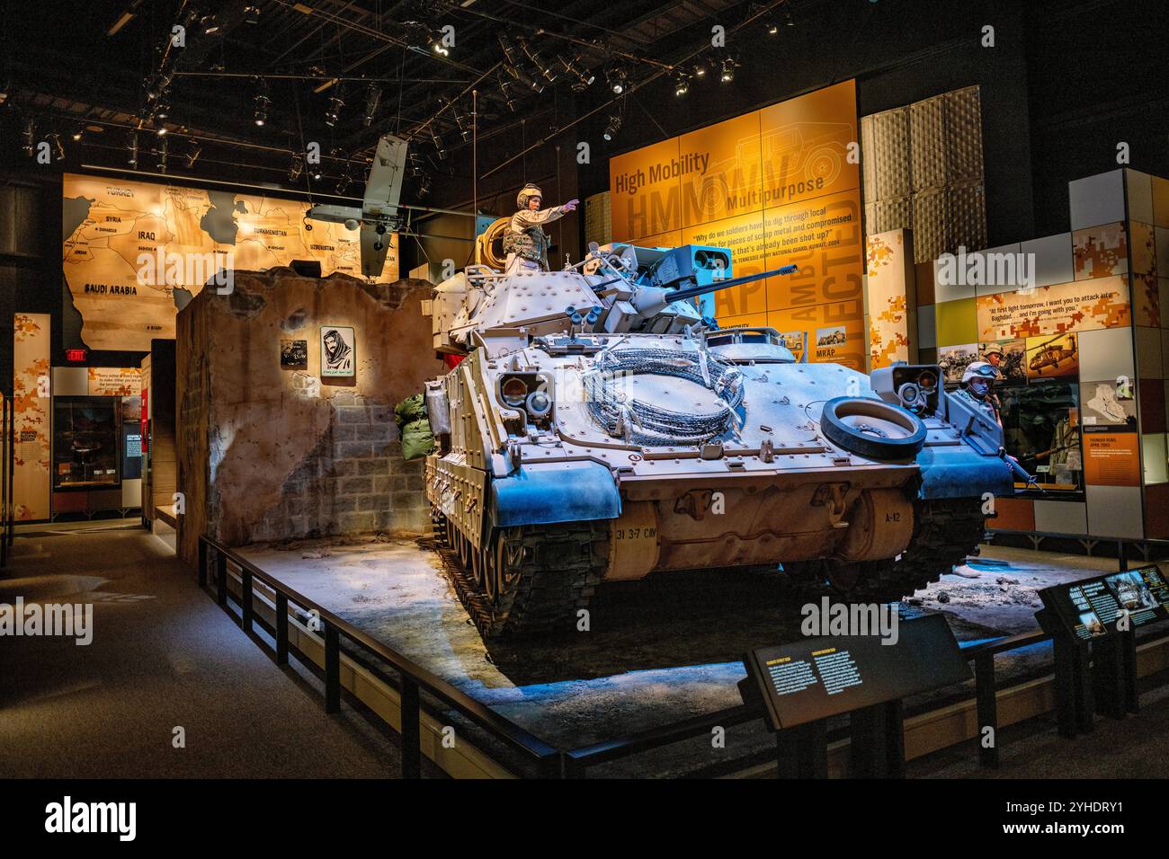 Véhicule de combat Bradley National Museum Of The United States Army Fort Belvoir Virginia | FORT BELVOIR, Virginie — Un véhicule de combat M2A3 Bradley ancre un diorama de la Guerre contre le Terrorisme au National Museum of the United States Army, son châssis enveloppé dans une armure réactive et un équipement de contre-mesures électroniques utilisé dans les combats urbains à Mossoul, en Irak. L'exposition retrace l'évolution du Bradley, de l'éclaireur de cavalerie de la Guerre froide au véhicule de combat d'infanterie connecté. Une carte de fond et un mannequin de tireur mettent en scène la scène dans la galerie Changing World du musée. Banque D'Images