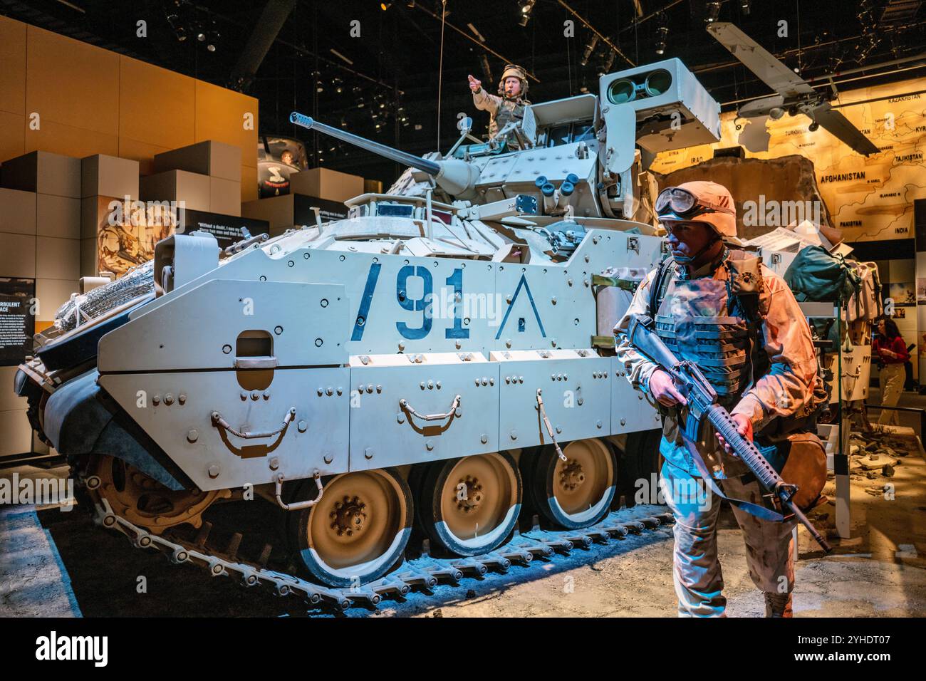 Musée national du véhicule de combat Bradley US Army Fort Belvoir Virginie | FORT BELVOIR, Virginie — Un soldat mannequin se tient à côté d’un véhicule de combat M2A3 Bradley dans un diorama désertique au Musée national de l’armée des États-Unis, marqué "/91" pour le service du véhicule lors de l’Opération Tempête du désert. Le canon à chaîne de 25 mm et le blindage du Bradley illustrent le rôle du type lors de l’offensive terrestre de la guerre du Golfe de 1991. Des cartes de fond de l’Irak et de l’Afghanistan relient l’exposition aux opérations ultérieures au Moyen-Orient. Banque D'Images