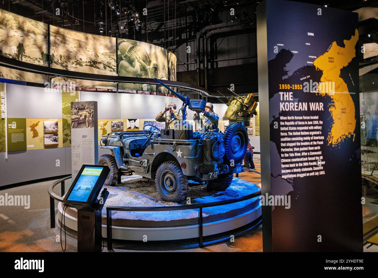 Musée national de l'armée des États-Unis Jeep Fort Belvoir Virginie pendant la seconde Guerre mondiale // FORT BELVOIR, Virginie — L'exposition Jeep de la seconde Guerre mondiale au Musée national de l'armée des États-Unis présente le véhicule militaire emblématique qui a révolutionné le transport sur le champ de bataille. L'exposition détaille les spécifications techniques des modèles Willys MB et Ford GPW, qui ont vu la production de plus de 600 000 unités pendant la première Guerre mondiale. L'exposition met en évidence la polyvalence de la Jeep comme véhicule de commandement, porte-armes et ambulance. Banque D'Images