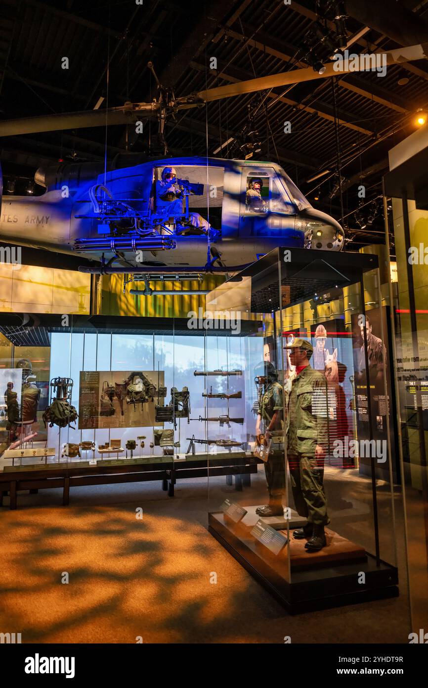 Hélicoptère UH-1 Iroquois Huey Musée national de l'armée des États-Unis Fort Belvoir Virginie // FORT BELVOIR, Virginie — L'exposition d'hélicoptères UH-1 Iroquois 'Huey' au Musée national de l'armée des États-Unis présente l'avion emblématique de la guerre du Vietnam. Déployé pour la première fois au Vietnam en 1962 en tant qu'ambulances aériennes, le polyvalent Huey a joué de multiples rôles, y compris l'assaut aérien, l'évacuation médicale et les missions d'attaque au sol. L'écran détaille les spécifications techniques et les configurations de combat de l'avion. Banque D'Images