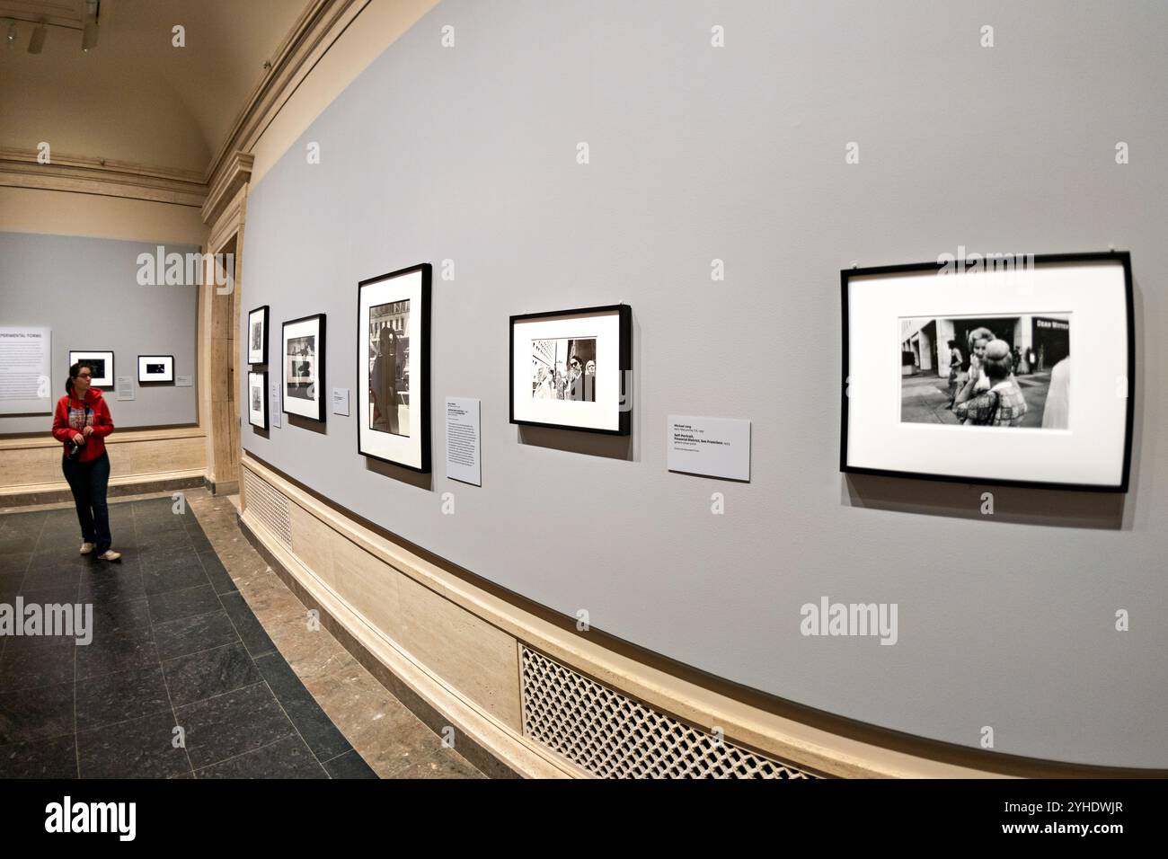 Exposition de photographies documentaires sur l'objectif des années 70 National Gallery of Art Washington DC // WASHINGTON DC — L'exposition « The '70s Lens : Reimagining Documentary Photography » à la National Gallery of Art présente la transformation de la photographie documentaire au cours des années 1970 Du 6 octobre 2024 au 6 avril 2025, cette exposition complète présente environ 100 œuvres de plus de 80 artistes qui ont redéfini la documentation photographique au cours d’une période de changements sociaux importants. Banque D'Images