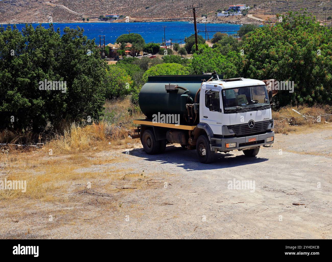 Camion à lisier garé, île de Tilos, îles grecques du Dodécanèse, Grèce, Europe Banque D'Images