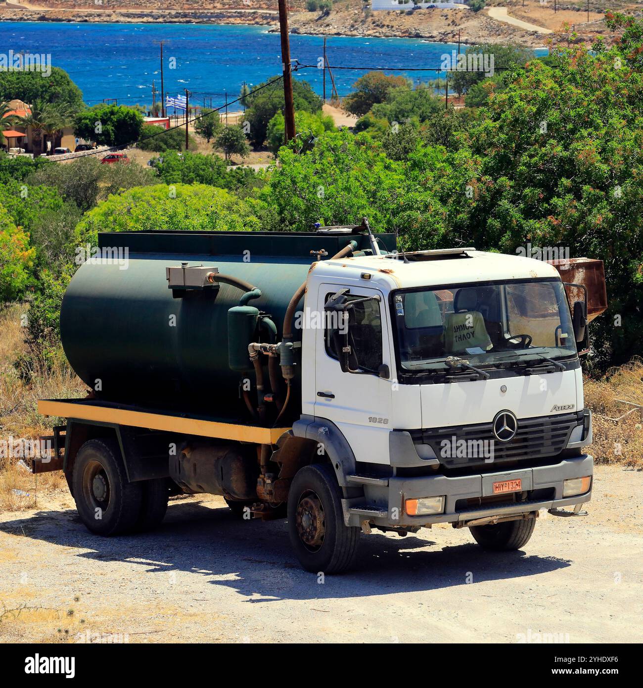 Camion à lisier garé, île de Tilos, îles grecques du Dodécanèse, Grèce, Europe Banque D'Images