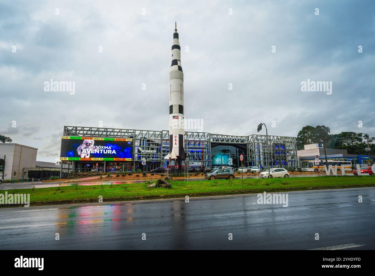 Space Adventure Facade et Saturn V Rocket - une expérience de la NASA - Canela, Rio Grande do Sul, Brésil Banque D'Images