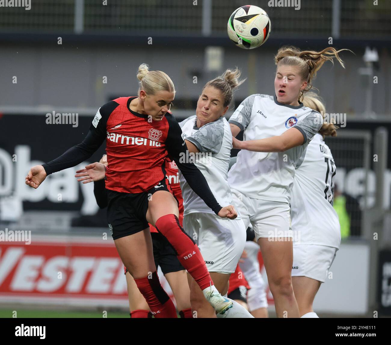 Leverkusen, Allemagne. 10 novembre 2024. De gauche à droite : Cornelia Kramer (Leverkusen), Jennifer Cramer (Potsdam) et Lina Vianden (Potsdam), Leverkusen, Allemagne. 10 novembre 2024. Bundesliga féminine, Journée 9, Bayer 04 Leverkusen - 1. FFC turbine Potsdam. Crédit : Juergen Schwarz/Alamy Live News Banque D'Images