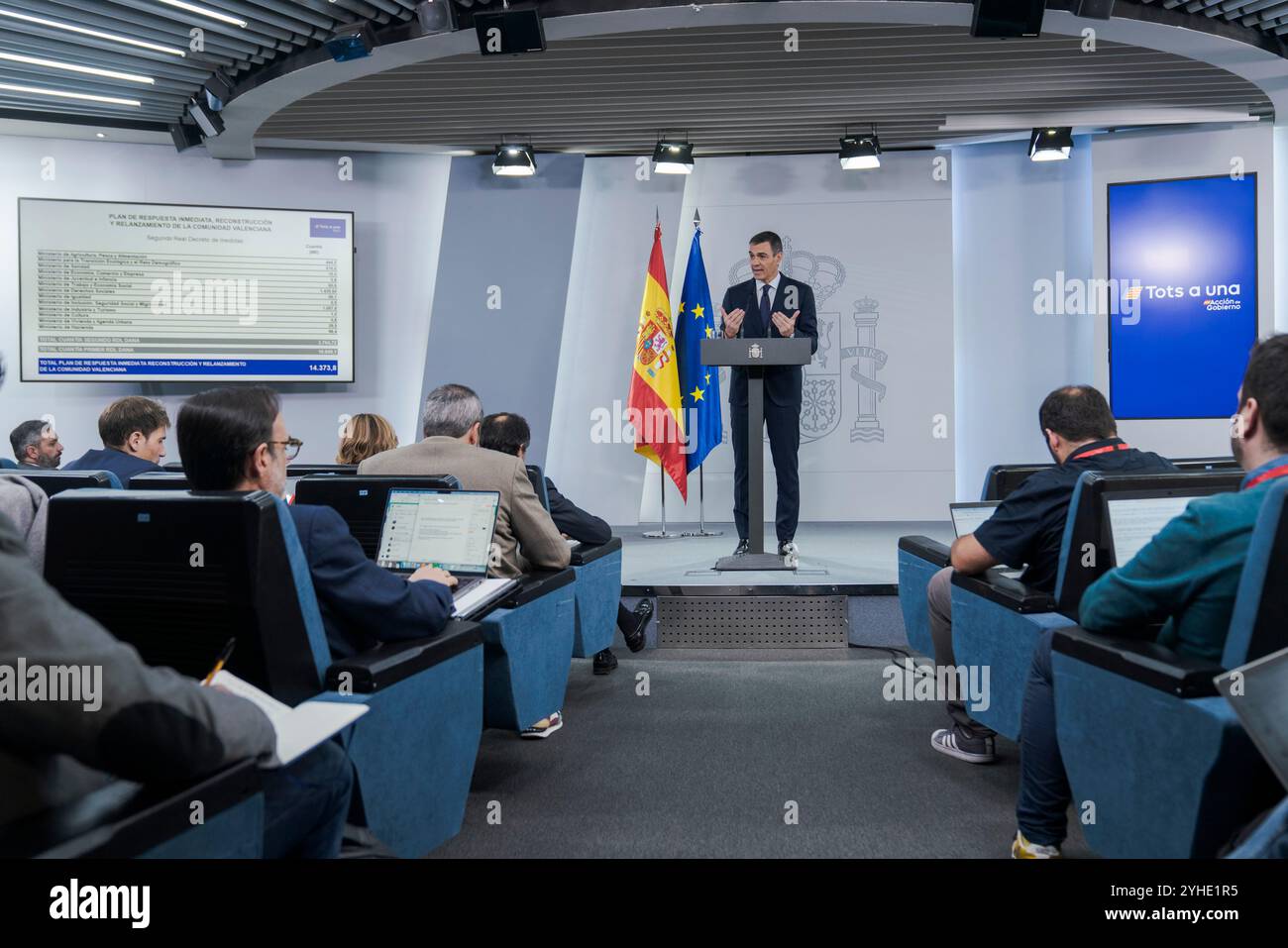 Madrid, Espagne. 11 novembre 2024. Le premier ministre espagnol Pedro Sanchez prononce un discours sur les inondations de Valence lors d’une conférence de presse au Palais Moncloa. Il a annoncé de nouvelles mesures et aides pour les personnes touchées dans les zones touchées par la DANA. Ces nouvelles mesures s'ajoutent au paquet d'aide initial de 10,6 milliards d'euros approuvé la semaine dernière. (Photo de Guillermo Gutierrez Carrascal/SOPA images/SIPA USA) crédit : SIPA USA/Alamy Live News Banque D'Images