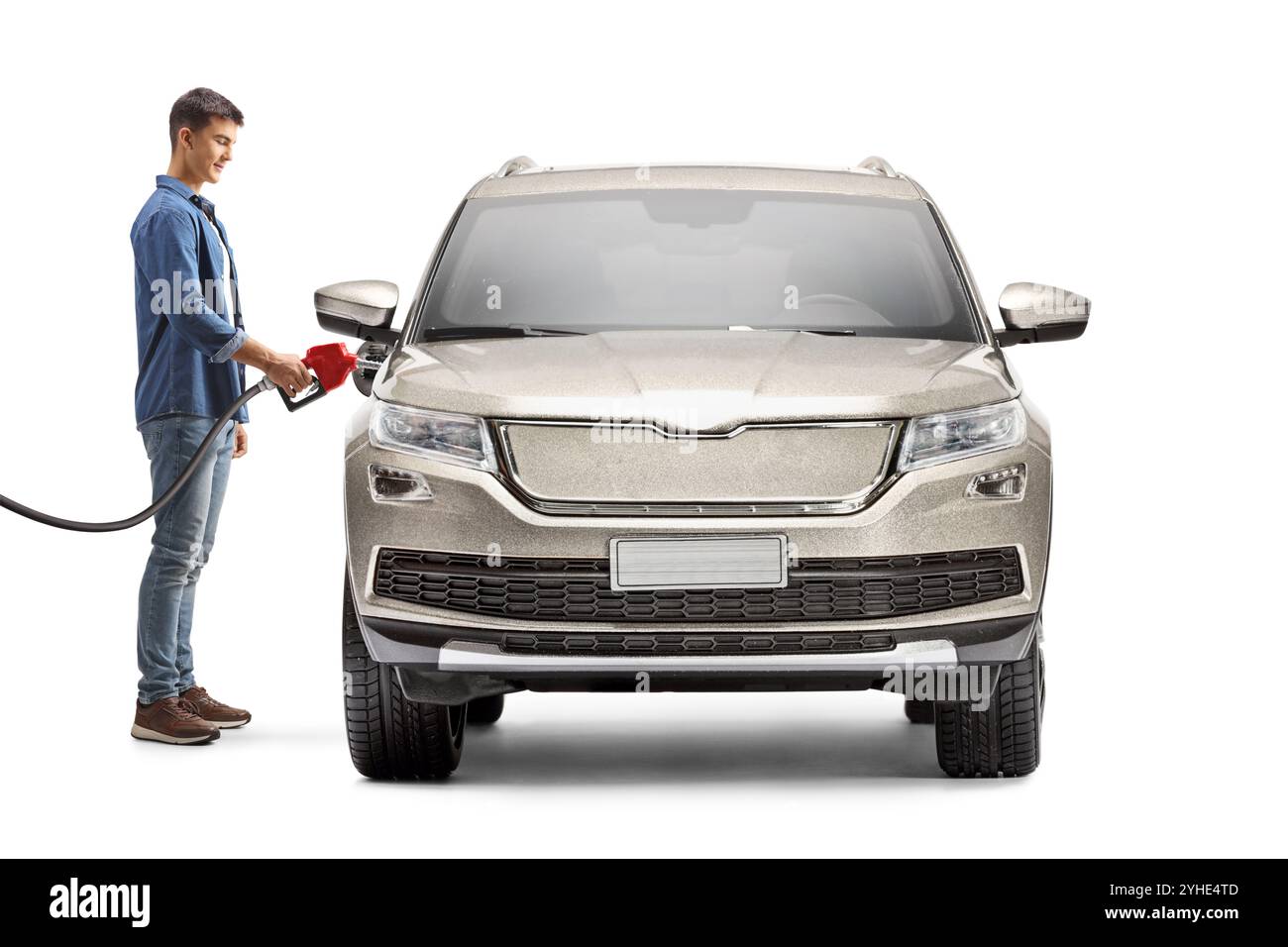 Jeune homme remplissant une voiture avec de l'essence isolé sur fond blanc Banque D'Images