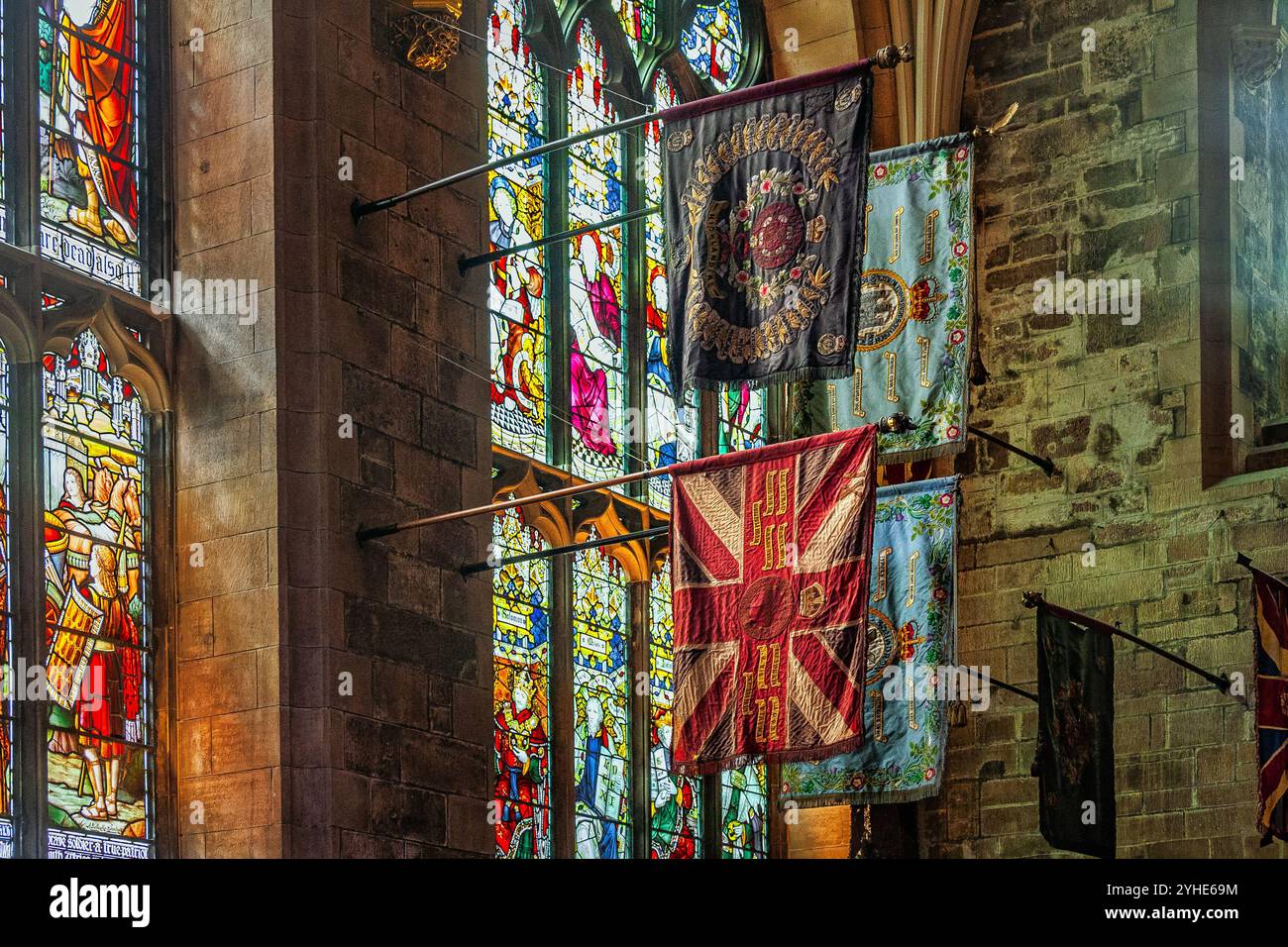 Drapeaux et vitraux dans les nefs de la cathédrale St Giles d'Édimbourg. Écosse, Royaume-Uni, Europe Banque D'Images